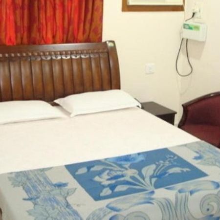 Lloyds Guest House, North Boag Road, T. Nagar Chennai Bagian luar foto