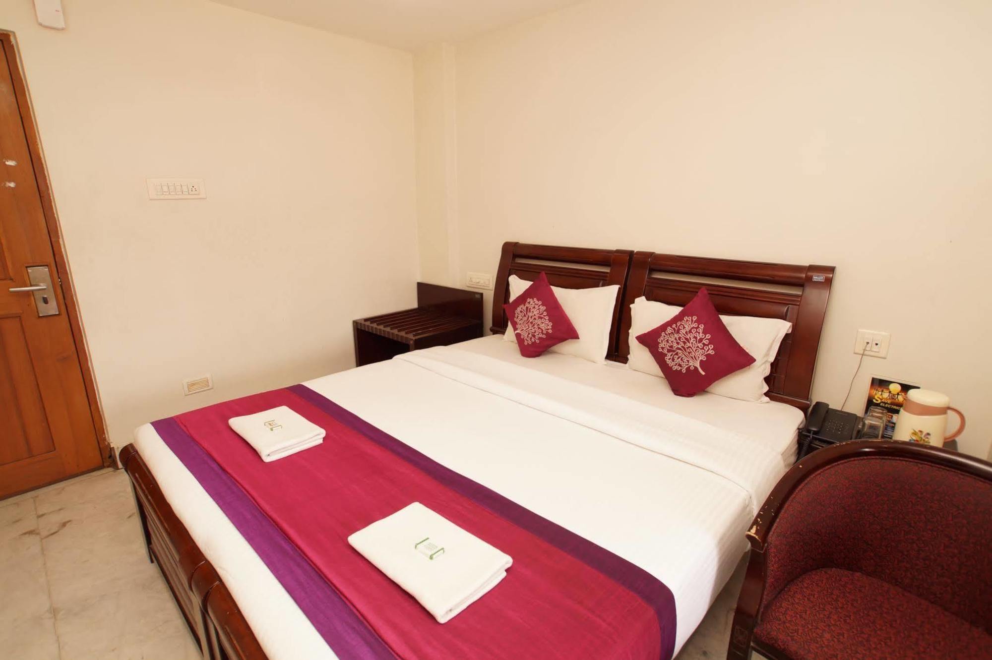 Lloyds Guest House, North Boag Road, T. Nagar Chennai Bagian luar foto